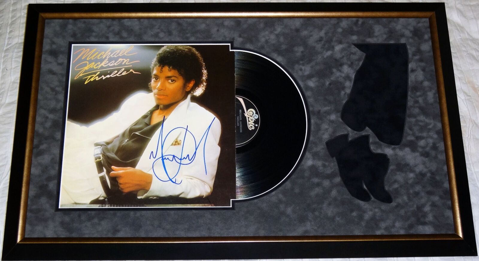 MICHAEL JACKSON HAND SIGNED AUTOGRAPHED CUSTOM FRAMED THRILLER ALBUM! PROOF+COA!